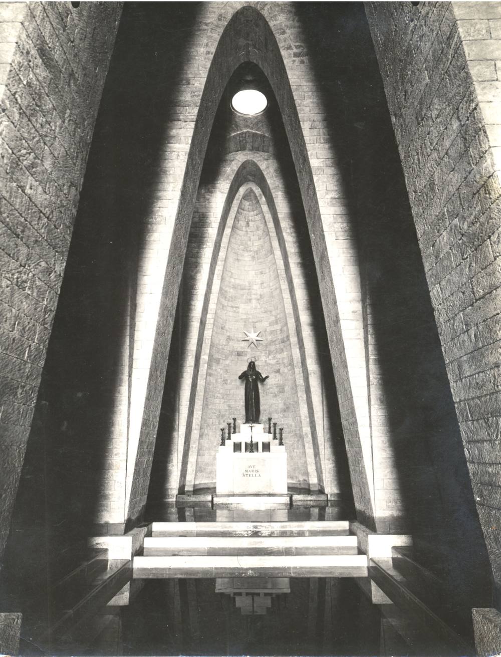 La crypte-sanctuaire : la nef vers l'autel et la Madone Stella Maris.