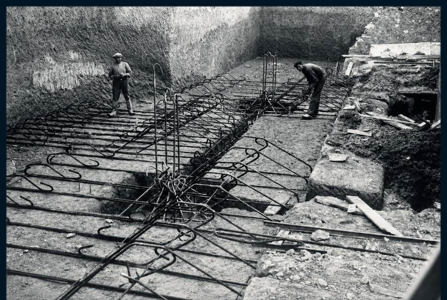 Das Binden der Bewehrungseisen der Fundamente.