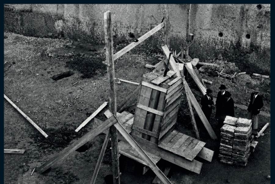 Ingenieure und Architekten begutachten eine auf der Baustelle eingetroffene Kiste.