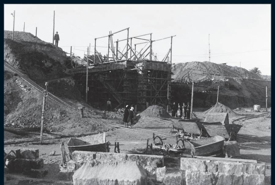 Die Baustelle von der Grubenfront aus gesehen; unten die Familie des Ingenieurs Federico Simoncini.