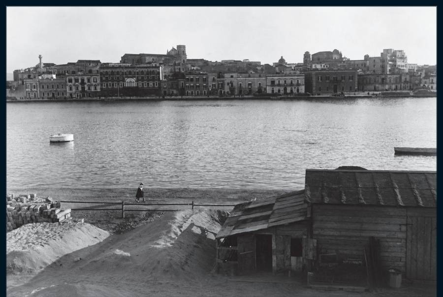 Blick auf die Stadt Brindisi von der Baustelle aus.