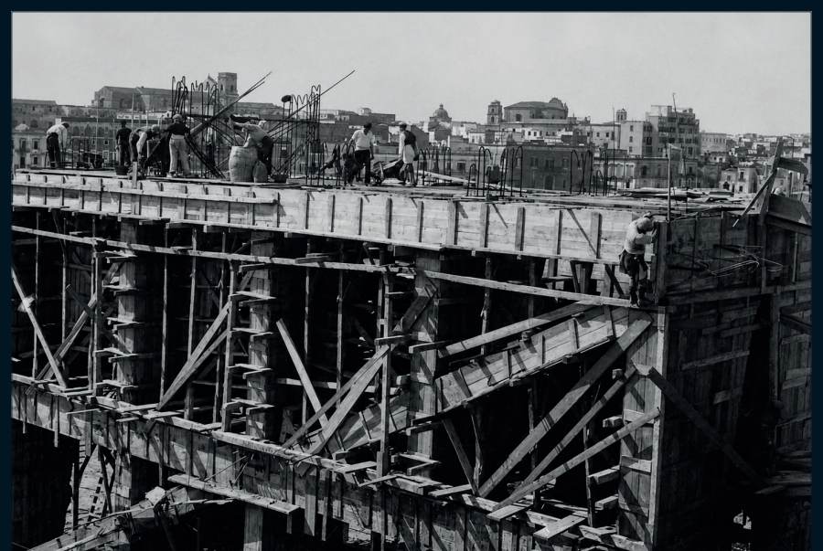 Das aufsteigende Bauwerk; im Hintergrund die Silhouette der Stadt.