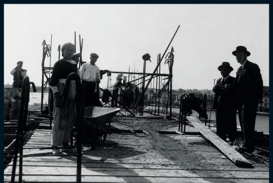 Der Bau im Gange; rechts Luigi Brunati, links Amerigo Bartoli, die Autoren des Entwurfs.