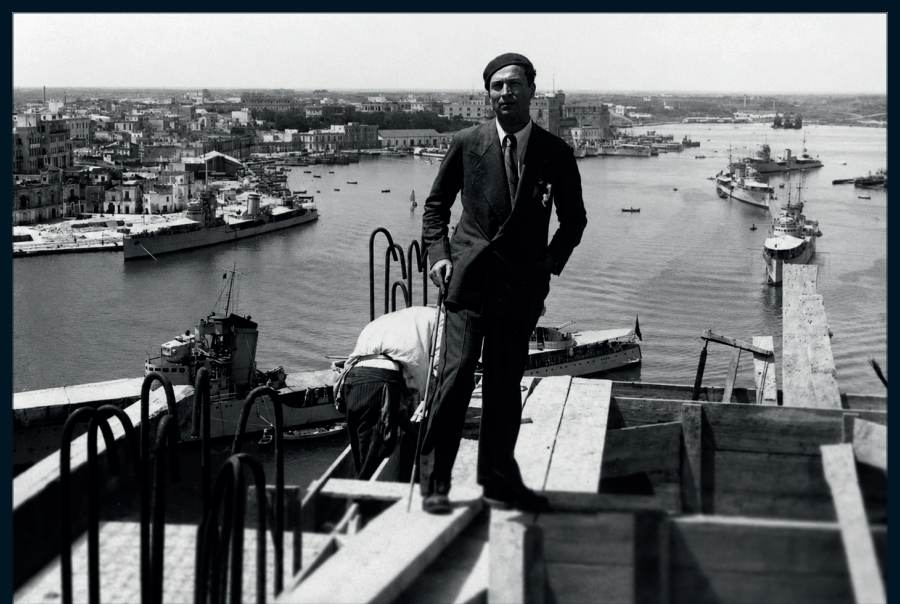 Ingenieur Federico Simoncini auf der Spitze des Baus; im Hintergrund der Hafen mit ankernden Schiffen.