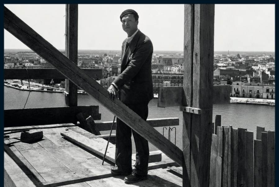 Ingenieur Federico Simoncini auf dem aufsteigenden Bauwerk; hinter ihm die Stadt jenseits des Hafens.