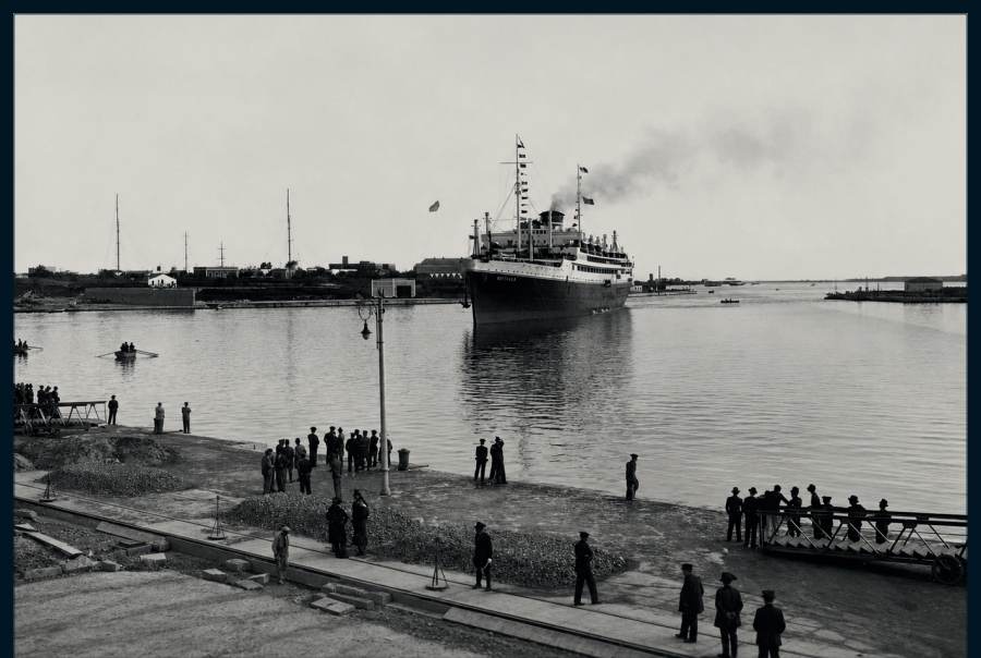 Das Schiff Neptunia läuft in den Hafen von Brindisi ein.