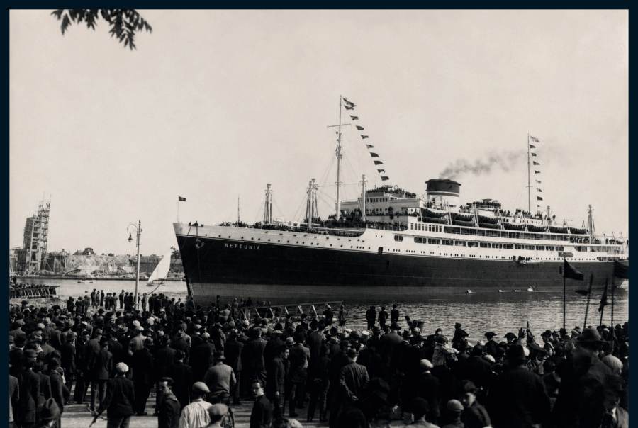 13 mai 1933 : l'arrivée du Neptunia, salué par la foule ; à gauche, le chantier en élévation.