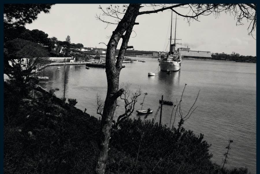 Ein Schiff im Hafen von Brindisi; im Hintergrund die Halle der Montedison.