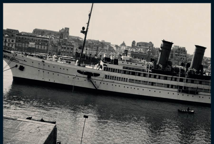 Ein im Hafen von Brindisi vertäutes Schiff vor der Stadtfront.