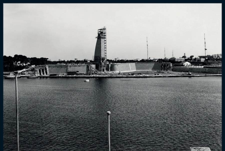 Mai 1933 : la tour presque achevée, les échafaudages encore au sommet ; les esplanades sont déjà dessinées.