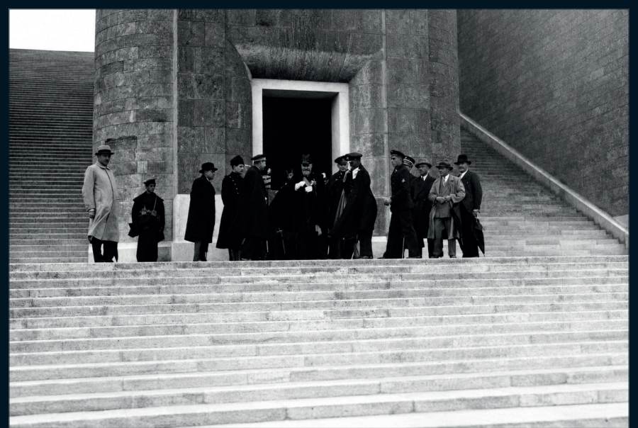 4. November 1933: die Behörden auf der Freitreppe am Tag der Einweihung.