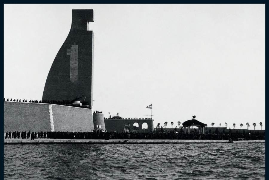 4 novembre 1933 : la foule sur les esplanades et le long du quai, vue de la mer.