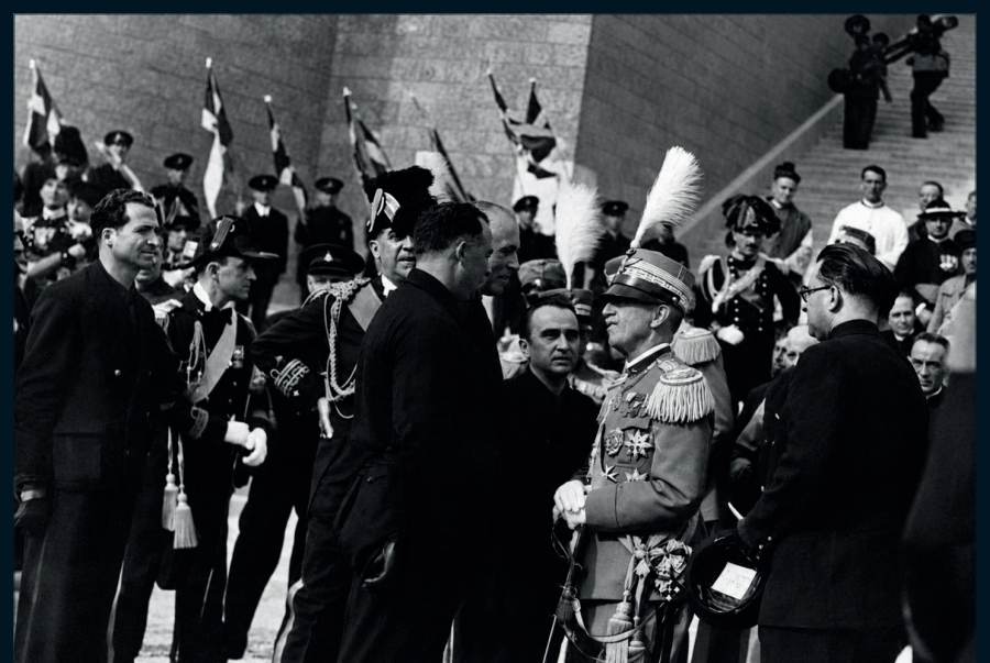 4. November 1933: König Viktor Emanuel III. spricht mit den Entwerfern und den Verantwortlichen der Baufirma.