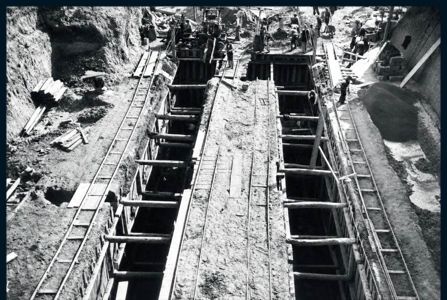Aushub und Vorbereitung der Fundamente, mit den Holzschalungen und den Baustellenschienen.