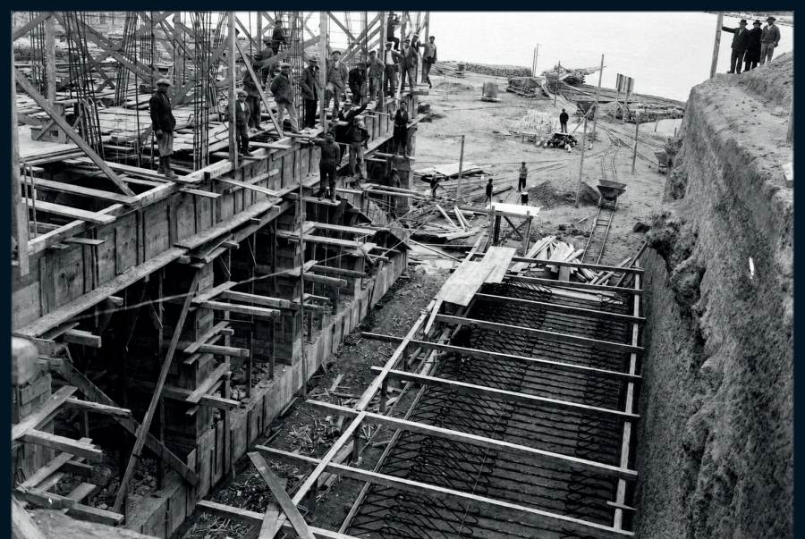 Die Vorbereitung der Fundamente und des Sockels: Arbeiter an den Schalungen.